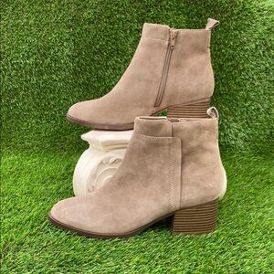 NWOT GAP Women's Ankle Heeled Booties - Cream Suede Size 8